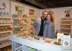 "Joris Teunissen en Diana Grcia van BioCountry hadden de repen (muesli en raw bar) van DeliCatalia bij. Joris: "Dit is een alternatief voor de huidige power bars die op de markt zijn."