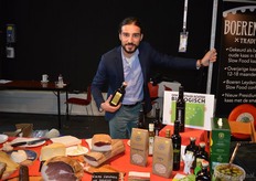 Enrico Cantelmi met 1 van de Italiaanse biologische olijfoliën uit het aanbod van Mangiabruzzo.