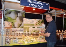 Arjan Biesheuvel met één van de biologische producten uit het assortiment van Biesheuvel Knoflook.