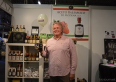 "Ingmar Berkhout met de bio-producten van DiGusti, een tomatensaus en olijfolie. "Ik ken alle producenten. Veel van hen werken al biologisch, maar zijn te klein om zich de certificering te kunnen veroorloven."