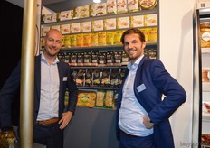 "Jelle de Jong en Mark Hake van Enrico met achter hen (middelste plank) de Amio-lijn. Deze lijn bestaat uit 9 verschillende biologische producten (peulvruchten). Jelle: "De producten zijn volledig traceerbaar tot aan de bron."