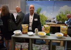 Francois van der Staal in de stand van Brauer. Voor hem liggen de biologische linzen-, hummus- en veggie-chips van het Engelse merk Eat Real.