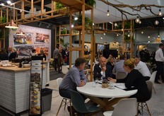 Marla de Bruyker (rechts) in gesprek in de stand van Vandersterre Holland.