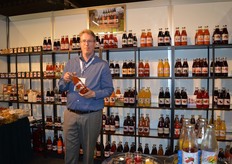 Marc Versteve toont de rabarbersap van van Dutch Cranberry Group.