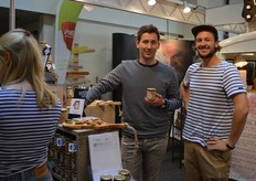 Berend van Zanten en Kay van Mourik debuteerden met hun biologische Zeemansboter op de Vakbeurs Foodspecialiteiten. Naast de naturel pindakaas is sinds vorig jaar mei ook een chili-variant en een variant met rozijnen verkrijgbaar.