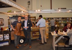 Bram Voets (met colbert) in de stand van Voets Specialiteiten. Onder het mom van 'Fine Food Festival' presenteerden diverse klanten hun producten in en rond de stand van Voets.