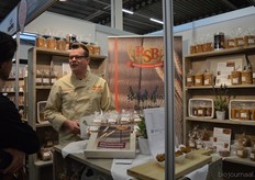 Mark Ribbink vertelt een bezoeker meer over Ribbink's Specialiteiten Bakkerij.