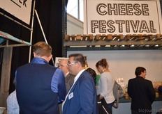 Erik van Dam (midden) vertelt meer over de vele kazen in het assortiment.