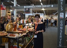 Dineke van Bommel maakte graag met de bezoekers een rondje langs de merken en hun vertegenwoordigers.