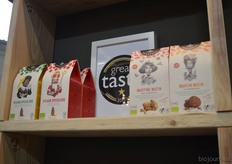 "Nieuw in de 'familie' zijn Martine en Martin Matin. Valentin: "Dit zijn biologische ontbijtkoekjes." En de koekjes aan de linkerkant zijn er speciaal voor de Sinterklaas-periode."