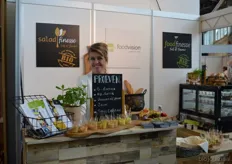 Sandra de Fouw met voor haar de biologische salades van Foodvision Nederland.