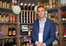 Bas-Jan Bax met naast hem de biologische jams en de biologische eierlikeur van Jan Bax - Ambachtelijke Voedselwaren.