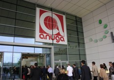 Entree Anuga. Nog voor opening stonden er al lange rijen bezoekers te wachten. Ook op de beursvloer zelf was het voortdurend een drukte van belang.
