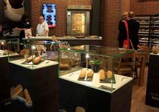 Debby Rijnberk (niet op de foto): “Beter Leven, e- nummervrij, biologisch… voor De Graaf Bakeries is het vooral belangrijk dat we onze producten receptuurtechnisch zo optimaliseren dat we geen concessies hoeven te doen op smaak en kwaliteit. Het bedrijf biedt onder private label een breed scala een bake-off producten.