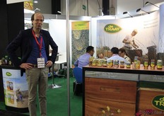 Wilco Schets van Imkerij De Traay toont vol trots Wouter’s Streekhoning uit Limburg, de Biesbosch en ‘oet Grunn’. De biologische verse gembersap is nieuw, alsook de sap op basis van kurkuma.