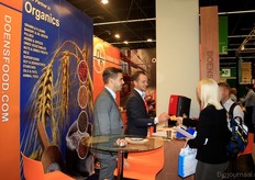 Fabio Reale van DOENS staat een klant te woord. Hij krijgt niet alleen veel vraag vanuit Noordwest- Europese landen, maar ook uit Polen. “De economische groei is daar overweldigend. Dat biedt ook volop ruimte in de markt voor biologische grondstoffen.”