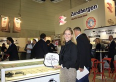 Charlotte Zandbergen van Zandbergen World’s Finest Meat toont een premium Organic Burger van hoogwaardig vlees afkomstig uit Uruguay. Het product is verkrijgbaar bij Albert Heijn, online en ook bij Sligro.