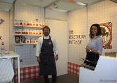 Chèr Glaser van de Vegetarian Butcher (rechts) geeft aan dat het bedrijf het bio-assortiment zeker gaat uitbreiden.