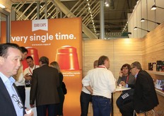 "Maurice Remijn van Euro-Caps Holding druk in gesprek met klanten. Het bedrijf ontwikkelt koffiecups onder private label. “De Scandinavische markt is er helemaal klaar voor. In Nederland kiest de consument echter eerder voor fairtrade."