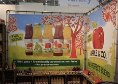 Apple & Co, de internationale benaming van Flevosap. Annalia Dekker (niet op foto): “Afgezien van de naam laten we de rest van de uitstraling helemaal intact. Bezoekers verbazen zich soms over de zoete smaak van onze sappen. Puur natuur.”