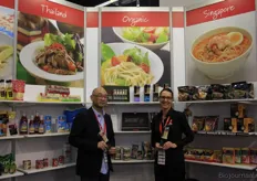 Ryuji Nakamura (links) en Cindy Buitenhuis (rechts) van Oriental Merchant: “Onze noodles zijn ook bij Albert Heijn verkrijgbaar.”