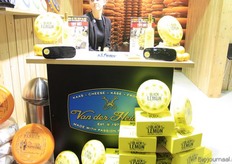 Niet bio, wel uniek: zwarte kaas met limoncello en zoethouttinten. Pieter Bogaard geeft aan dat Van der Heiden ook orders uit biologische sector kan verwerken. “Kaas met een kleurtje, daar kijken weinigen meer van op. Dat is inmiddels algemeen geaccepteerd.”