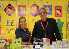 Meer dan de helft van het assortiment van Rosies Gluten Free bestaat uit biologisch. Nieuw is Shake Awake Aardbei & Kers. Het product is biologisch, vegan en glutenvrij. Op de foto Simone Schellekens en Rob van den Berg.