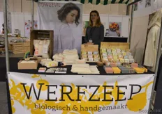 "Iris Komen van BoWeevil presenteerde ook de producten van Werfzeep. De biologische textielgroothandel en de authentieke zeepziederij werken inmiddels al zo'n twee jaar samen. "Dit gaat erg goed, bij Werfzeep werken zulke inspirerende mensen. Er is steeds meer vraag naar onze producten vanuit België, vandaar dat ik besloten heb om deel te nemen aan deze beurs."