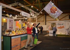 Wim Roeleveld is trots op de Bee Hones-vlag bij imkerij de Traay. Ze hadden via de vlag letterlijk een direct lijntje met groothandel Biofresh.