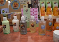 "Bij de Traay kon men onder meer de nieuwe look van de Bee Honest-verpakkingen bekijken. Voorheen waren alle flessen voorzien van de groene kleur zoals de fles links. Wim: "Hierdoor zijn de verschillende producten eenvoudiger van elkaar te onderscheiden."