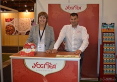 Sofie Vanhove en Arthur Zwart vertegenwoordigden YogiTea op de beurs in Brussel. Bij hen was meer informatie te verkrijgen over de twee nieuwste theeën: White Tea with Aloë Vera en Inner Harmony.
