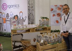 "Jetse Schokker vroeg namens IDorganics de bezoekers om hun mening over een nog te ontwikkelen lijn met oud-Hollandse ontbijtproducten onder de naam 'Van 't Veld'. "Hierin verwerken we onder meer eetbare bloemen. Ook delen we koffieplantjes uit."