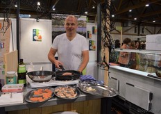 "Robert Arts maakt namens Maasland Aquacultuur vis klaar van het merk Fish & More. "Dit is de eerste keer dat we op deze beurs staan. Het bevalt goed. Hier heb ik interactie met mensen die onze producten afnemen."