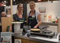 Michelle Vroom en Renske Loefs van Joannusmolen lieten proeven van pannenkoeken die gemaakt waren met de nieuwe pannenkoekenmixen pompoen en kikkererwten.