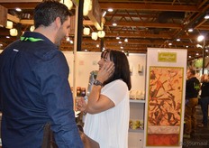 Carole Bingler van Simon Lévelt in gesprek met een bezoeker.