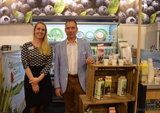 "Myrthe Bijl en Edwin Crombags met achter hen de producten van Zuiver Zuivel en Weerribben Zuivel. Myrthe: "Voor de distributie van de Zuiver Zuivel-producten werkt het merk al sinds de jaren 80 samen met Biofresh. Biofresh kiest bewust voor onderscheidende BD-producten. Er zijn ook verschillende biologische zuiveloproducten van Weerribben Zuivel verkrijgbaar via Biofresh."