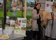 Natasja van de Kamp vertelt een bezoeker meer over de verschillende kazen van Bastiaansen Bio Kaas die bij Biofresh besteld kunnen worden.