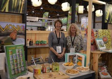 "Diana Faay en Margareth Bos met de verschillende smeersels van Horizon/Monki. Margareth: "Horizon werkt al meer dan 20 jaar samen met Biofresh. Monki lijkt in België wat bekender te zijn dan het merk Horizon."