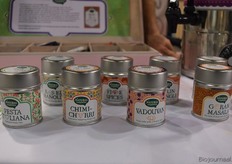 "Ook vraag ik de bezoekers om hun mening over deze kruidenmixen uit verschillende werelddelen. Deze kruidenmixen willen we in november op de markt brengen. De winkeliers die ik tot nu toe heb gesproken reageerden heel enthousiast."