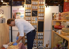 Otto van Verschuer snijdt nog wat kaasblokjes bij Heerlijkheid Mariënwaerdt.