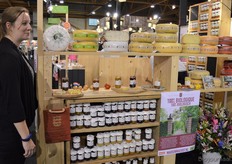 Nathalie van Rooij naast de jams, chutney's en verschillende kazen van Heerlijkheid Mariënwaerdt.