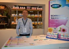 Eddy Benoit met de producten van Bional (Omega Pharma Nederland).