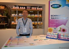 Eddy Benoit met de producten van Bional (Omega Pharma Nederland).