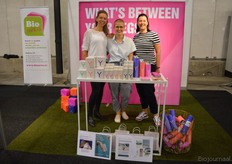 "Yoni debuteerde ook op de beurs. Van links naar rechts: Liselotte van Belle, Ella Daeleman en Ilse Vonk. De slogan achter hen - What's between your legs? - trok de nodige aandacht, gaf Liselotte aan. Ilse: "We zijn heel blij dat de Belgische overheid bekend heeft gemaakt de BTW op 'femme care' te gaan verlagen naar 6%. Het is natuurlijk onzin dat maandverband en tampons in de huidige tijd nog als luxeproducten gezien zouden worden."