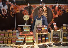 Dirk Loefs presenteerde de nieuwe Creamy bars van Lovechock: Hazelnut Matcha en Coconut Nibs. Alle welbekende bars van Lovechock zijn sinds de zomer ook voorzien van een nieuwe uitstraling. De labels op de verpakking hebben opvallende kleuren gekregen zodat ze de vrolijkheid van de producten en het merk goed wergeven. Ook is de chocolade vanaf nu verdeeld in zes in plaats van vier blokjes.