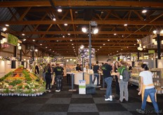 Een blik in de ruime stand van Biofresh, waar ook voldoende ruimte was voor overleg en het verkrijgen van extra informatie bij medewerkers.