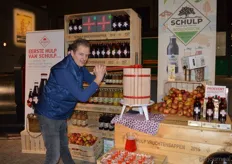 "Sander van Leeuwen perst bij Schulp Vruchtensappen verse appelsap van de red love appel. "Hiermee wil ik wat beleving creëren."