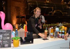 "De alcoholvrije cocktails die Anne van Woudenberg (Brandmanager bij Natudis) maakte vielen goed in de smaak. Hier zet ze een 'Rocket Fuel' neer. Hierin zit onder andere granaatappel, grapefruit en sinaasappelsap. "Voor de cocktails gebruik ik onze Ekoland-sappen."