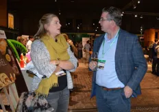 Peter van der Schoot, commercieel directeur van Vroegop-Windig, in gesprek met Janneke Dekker. Janneke runt sinds de zomer van 2014 de Natuurwinkel in Etten-Leur.