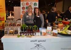 Proeven van de woksauzen e.d. van onoff spices! - Hester Prummel en Dorinda Hoogerwaard.